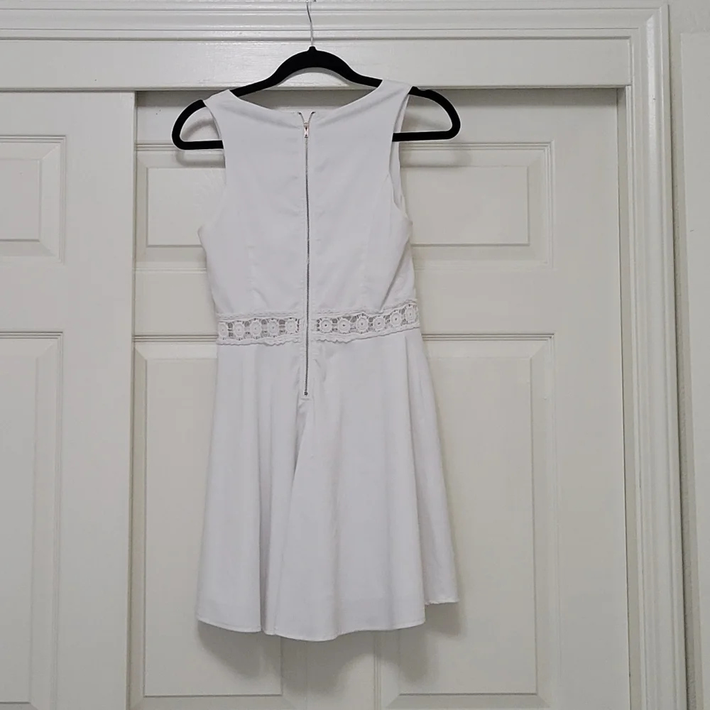 Beautiful white dress - Picture 2 of 5
